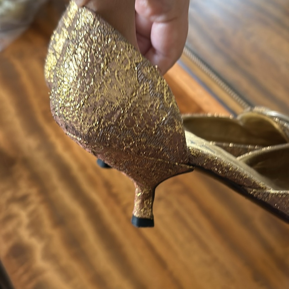 Gold jaquard kitten heels with buckle on toes - Picture 5 of 7